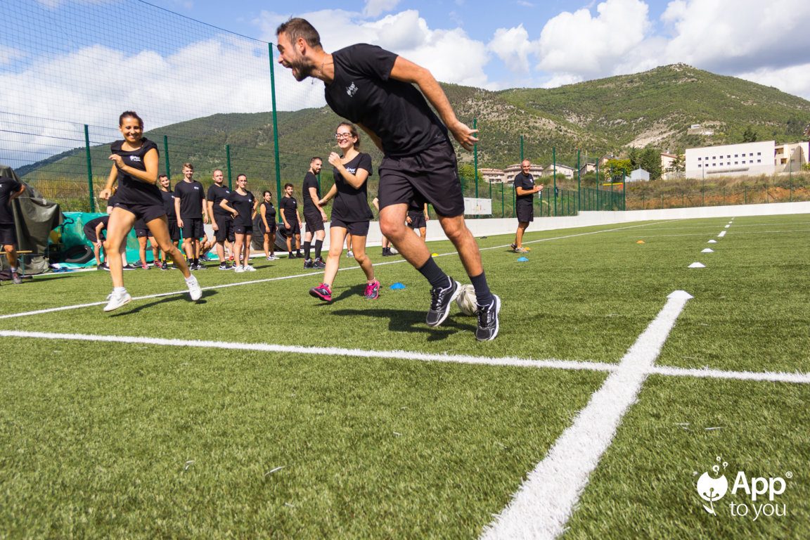 giocatore rugby esulta sul campo con la squadra apptoyou agenzia digital agency roma milano app to you