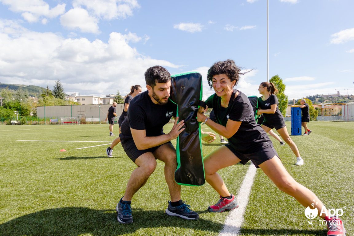 giocatori simulano placcaggi sul campo da rugby apptoyou agenzia digital agency roma milano app to you