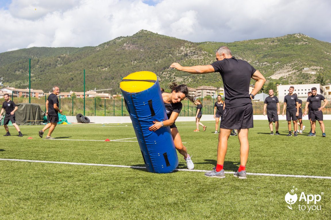 giocatore simula placcaggio con il coach campo rugby apptoyou agenzia digital agency roma milano app to you