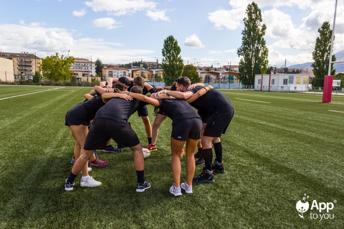 squadra di rugby di apptoyou che si concentra app to you agenzia digital agency roma milano