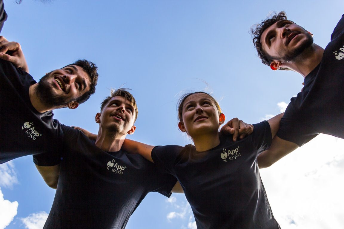 giocatori di rugby abbracciati apptoyou agenzia digital agency roma milano app to you