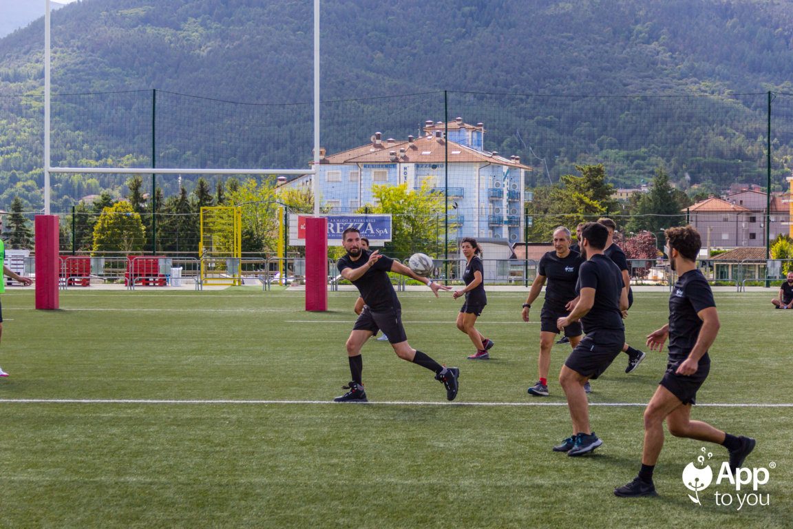 giocatore di rugby che passa la palla campo apptoyou agenzia digital agency roma milano app to you