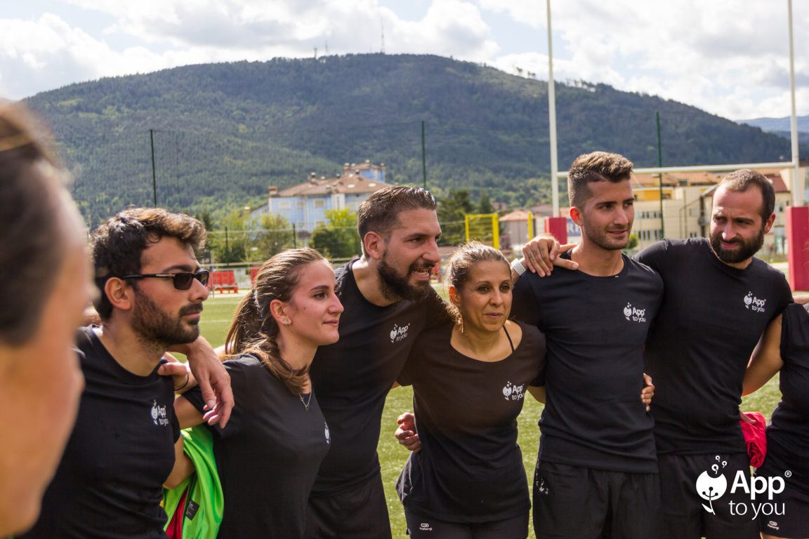 squadra di rugby app to you abbracciata a fine partita agenzia digital agency roma milano apptoyou